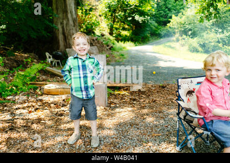 Tout droit sur portrait d'un jeune garçon souriant sur un voyage de camping Banque D'Images