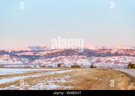 Belle Colorado lever du soleil avec une montagne et ciel bleu Banque D'Images