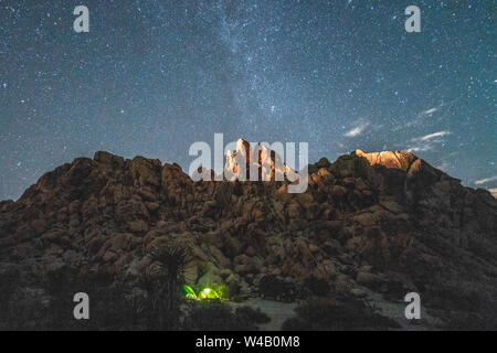 Camping à Mojave Boulder jardin sous les étoiles Banque D'Images