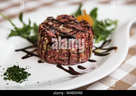 Tartare de l'est un plat d'origine française s'est faite à partir de viande de boeuf ou de la viande de cheval qui est servi cru et coupé au couteau en très petits morceaux. servi avec des Banque D'Images