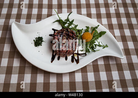 Tartare de l'est un plat d'origine française s'est faite à partir de viande de boeuf ou de la viande de cheval qui est servi cru et coupé au couteau en très petits morceaux. servi avec des Banque D'Images