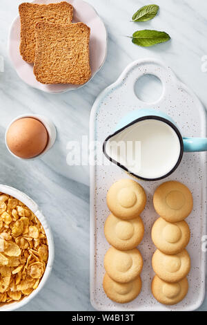 Vue de dessus du riche petit-déjeuner sain ingrédients. Mise à plat Banque D'Images