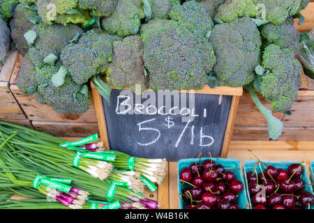 Affichage des mûres fraîches Fruits et légumes au marché fermier de week-end dans l'Okanagan Valley ville de Penticton, Colombie-Britannique, Canada. Banque D'Images