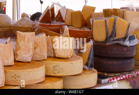 Le fromage s'est accumulé dans une cale sur le marché agricole. Banque D'Images
