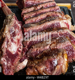 Bistecca alla Fiorentina fraîche sur fond sombre Banque D'Images