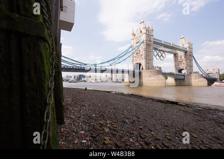 Les anneaux olympiques sur le Tower Bridge 2012 Banque D'Images