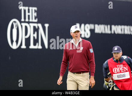 Royal Portrush, UK. 21 juillet, 2019. Le 148e Open Golf Championship, Royal Portrush, dernier jour ; Matt Kuchar (USA) marche de la première pièce en t Crédit : Action Plus de Sports/Alamy Live News Banque D'Images