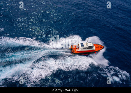 Bateau à voile Pilotes vue aérienne en bleu océan mer avec mousse service Banque D'Images