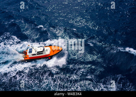 Bateau à voile Pilotes vue aérienne en bleu océan mer avec mousse service Banque D'Images