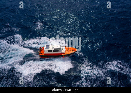 Bateau à voile Pilotes vue aérienne en bleu océan mer avec mousse service Banque D'Images