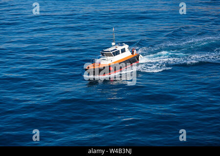 Bateau à voile Pilotes vue aérienne en bleu océan mer avec mousse service Banque D'Images