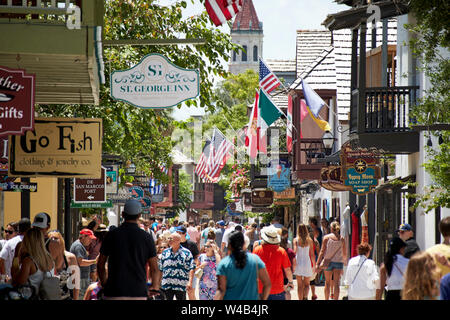 Le remplissage des touristes occupés à St George st dans downtown historic St Augustine en Floride US USA Banque D'Images