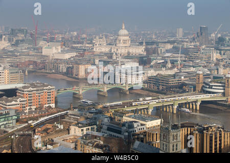 Vue aérienne de Londres SE1 vers la Tamise, Southwark Bridge, la Cathédrale St Paul Banque D'Images