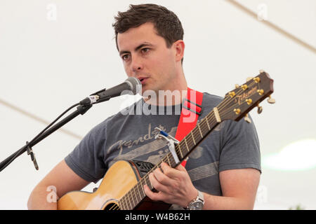 Conor Ward est un chanteur/compositeur de comté de Mayo dans l'ouest de l'Irlande. Il a appuyé l'aime de l'étonnante, Ryan Sheridan, Hermitage Vert et sandwich au jambon. Conor a assisté à l'Claremorris Folk Festival en 2019. Photos de Darron Mark Photography | DMfotoNI Banque D'Images