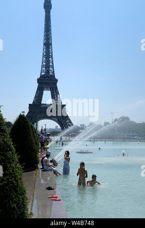 Les parisiens d'essayer de vous rafraîchir dans le parc de fontaines du Trocadéro à Paris, France pendant une vague de chaleur Banque D'Images