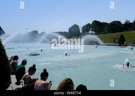 Les parisiens d'essayer de vous rafraîchir dans le parc de fontaines du Trocadéro à Paris, France pendant une vague de chaleur Banque D'Images