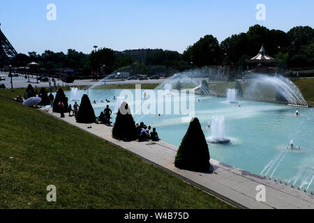 Les parisiens d'essayer de vous rafraîchir dans le parc de fontaines du Trocadéro à Paris, France pendant une vague de chaleur Banque D'Images