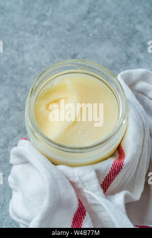 Le Ghee beurre clarifié en pot prêt à l'emploi. Produit biologique. Banque D'Images