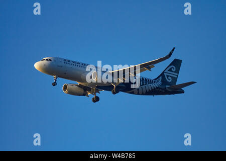 Air NZ avion arrive sur terre à l'aéroport de Queenstown, Otago, île du Sud, Nouvelle-Zélande Banque D'Images