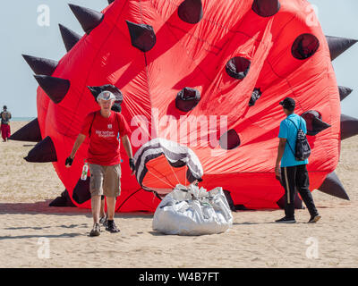 Kelantan, Malaisie - 3 août 2018 : American veteran kite flyer Ron Spaulding mise en place son cerf-volant l'affichage à la 36e International Kite Kelantan Fes Banque D'Images