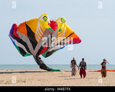 Kelantan, Malaisie - 3 août 2018 : lancement de leurs cerfs-volistes chinois Manta Ray colorés kite à la 36e Festival International de Cerf-volant de Kelantan wit Banque D'Images