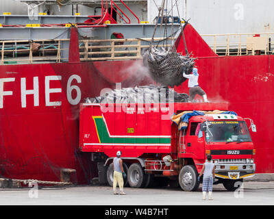 La ville de General Santos, Philippines - Le 16 octobre 2018 : l'albacore congelé d'être chargés à bord d'un camion par un chargeur bateau au port de pêche de Gen Banque D'Images