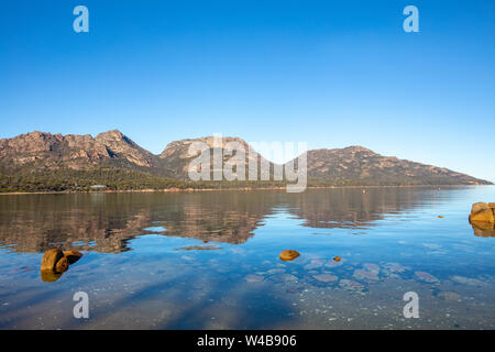 Coles Bay Parc national de Freycinet et les dangers d'un jour montagnes hivers,Tasmanie, Australie Banque D'Images