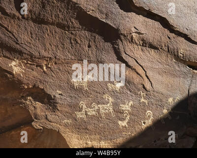 Vue large de l'art indien sur un rocher près de Delicate Arch dans l'Utah Banque D'Images