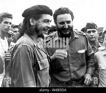 Les dirigeants révolutionnaires Fidel Castro et Ernesto Che Guevara Banque D'Images