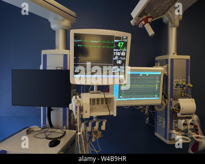 L'équipement de surveillance avancée dans une unité de soins intensifs modernes Banque D'Images