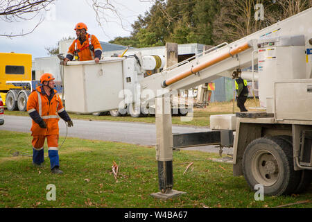 Sheffield, Canterbury, Nouvelle-Zélande, le 10 juillet 2019 : juges de ligne de la compagnie d'électricité se préparent à aller jusqu'à une grue pour travailler sur les lignes électriques au-dessus Banque D'Images