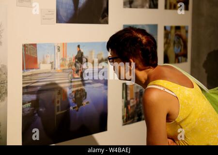 (190722) -- NOVI SAD, le 22 juillet 2019 (Xinhua) -- un visiteur consulte des photos pendant l'exposition photo "Reflet dans l'eau" à Novi Sad, Serbie, le 21 juillet 2019. Les changements dans les zones urbaines et les régions rurales de la Chine ont été présentés au public le dimanche de l'art serbe à Novi Sad, à travers les yeux de l'art chinois les étudiants d'une exposition photo "Reflet dans l'eau". Les 70 œuvres d'étudiants de la communication University of China (CUC) ont été affichées ici pour les visiteurs de la galerie "vilara' situé dans une usine de teinture de soie reconstruit en coopération avec l'Académie des Arts de l'Université de Novi Sad. (Xinhua/Shi Z Banque D'Images