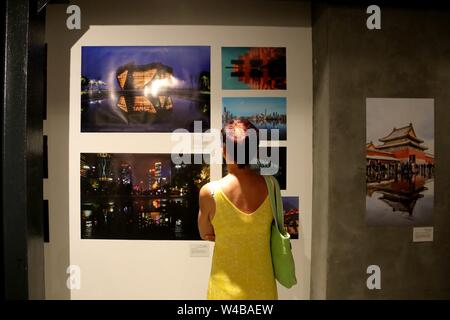 (190722) -- NOVI SAD, le 22 juillet 2019 (Xinhua) -- un visiteur consulte des photos pendant l'exposition photo "Reflet dans l'eau" à Novi Sad, Serbie, le 21 juillet 2019. Les changements dans les zones urbaines et les régions rurales de la Chine ont été présentés au public le dimanche de l'art serbe à Novi Sad, à travers les yeux de l'art chinois les étudiants d'une exposition photo "Reflet dans l'eau". Les 70 œuvres d'étudiants de la communication University of China (CUC) ont été affichées ici pour les visiteurs de la galerie "vilara' situé dans une usine de teinture de soie reconstruit en coopération avec l'Académie des Arts de l'Université de Novi Sad. (Xinhua/Shi Z Banque D'Images