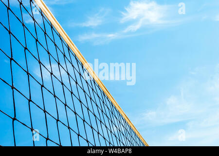 Jeux d'été de couleur jaune - ballon fond de beach-volley ou au tennis contre le ciel bleu net pour des manifestations sportives. copyspace. copy space Banque D'Images