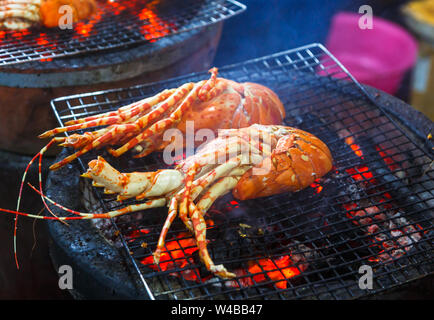 Les homards sont cuits sur le gril Banque D'Images