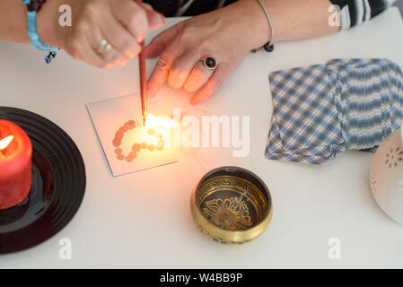 Fortune Teller s'interroge sur la bougie, fortune teller faire amour magique orthographie. Psychiques mystique, la voyance et la divination. Banque D'Images