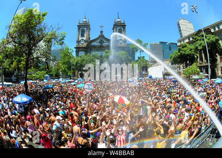 Rio de Janeiro, le 31 janvier 2016. Les fêtards jouer pendant le défilé du bloc de Fogo et Paixão, pendant la carnaval de rue de la ville de Rio de J Banque D'Images