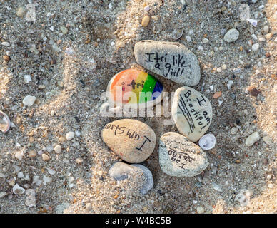 Les roches trouvés sur une plage avec des mots et des expressions écrites sur eux Banque D'Images