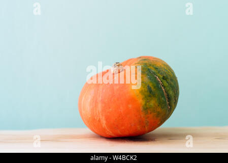 Pumpkin sur table en bois sur fond de menthe neo. L'automne, l'Halloween concept.copie espace pour le texte. Banque D'Images