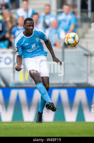 Chemnitz, Allemagne. 21 juillet, 2019. Soccer : 3e ligue, Chemnitzer FC - SV Waldhof Mannheim, 1re journée, dans le stade à Gellertstraße. Le Chemnitzer Tarsis Bonga joue la balle. Remarque importante : la DFB interdit l'utilisation de la séquence d'images sur Internet et dans les médias en ligne pendant le jeu (y compris la mi-temps). Période de blocage ! La DFB permet la publication et l'utilisation d'images sur des appareils mobiles (MMS) et en particulier via le DVB-H et DMB qu'après la fin du jeu.) crédit : Robert Michael/dpa-Zentralbild/dpa/Alamy Live News Banque D'Images