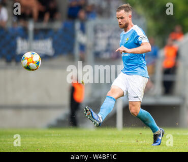 Chemnitz, Allemagne. 21 juillet, 2019. Soccer : 3e ligue, Chemnitzer FC - SV Waldhof Mannheim, 1re journée, dans le stade à Gellertstraße. Tobias Müller de Chemnitz joue la balle. Remarque importante : la DFB interdit l'utilisation de la séquence d'images sur Internet et dans les médias en ligne pendant le jeu (y compris la mi-temps). Période de blocage ! La DFB permet la publication et l'utilisation d'images sur des appareils mobiles (MMS) et en particulier via le DVB-H et DMB qu'après la fin du jeu.) crédit : Robert Michael/dpa-Zentralbild/dpa/Alamy Live News Banque D'Images