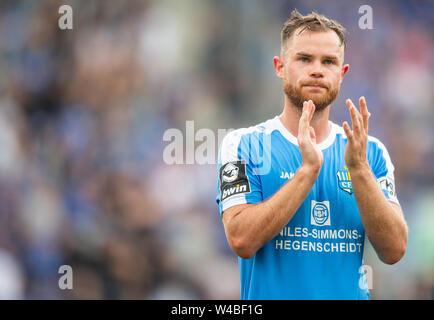 Chemnitz, Allemagne. 21 juillet, 2019. Soccer : 3e ligue, Chemnitzer FC - SV Waldhof Mannheim, 1re journée, dans le stade à Gellertstraße. Tobias Müller de Chemnitz tape ses mains après le match. Remarque importante : la DFB interdit l'utilisation de la séquence d'images sur Internet et dans les médias en ligne pendant le jeu (y compris la mi-temps). Période de blocage ! La DFB permet la publication et l'utilisation d'images sur des appareils mobiles (MMS) et en particulier via le DVB-H et DMB qu'après la fin du jeu.) crédit : Robert Michael/dpa-Zentralbild/dpa/Alamy Live News Banque D'Images