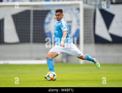 Chemnitz, Allemagne. 21 juillet, 2019. Soccer : 3e ligue, Chemnitzer FC - SV Waldhof Mannheim, 1re journée, dans le stade à Gellertstraße. Georgi Sarmov de Chemnitz joue la balle. Remarque importante : la DFB interdit l'utilisation de la séquence d'images sur Internet et dans les médias en ligne pendant le jeu (y compris la mi-temps). Période de blocage ! La DFB permet la publication et l'utilisation d'images sur des appareils mobiles (MMS) et en particulier via le DVB-H et DMB qu'après la fin du jeu.) crédit : Robert Michael/dpa-Zentralbild/dpa/Alamy Live News Banque D'Images