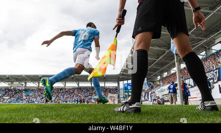 Chemnitz, Allemagne. 21 juillet, 2019. Soccer : 3e ligue, Chemnitzer FC - SV Waldhof Mannheim, 1re journée, dans le stade à Gellertstraße. Rafael Garcia de Chemnitz coups un coup de pied de coin. Remarque importante : la DFB interdit l'utilisation de la séquence d'images sur Internet et dans les médias en ligne pendant le jeu (y compris la mi-temps). Période de blocage ! La DFB permet la publication et l'utilisation d'images sur des appareils mobiles (MMS) et en particulier via le DVB-H et DMB qu'après la fin du jeu.) crédit : Robert Michael/dpa-Zentralbild/dpa/Alamy Live News Banque D'Images