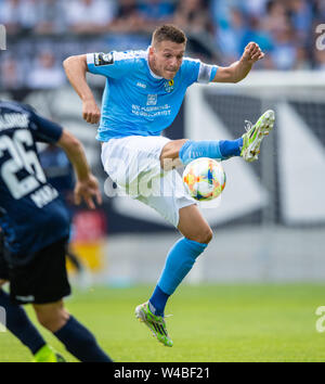 Chemnitz, Allemagne. 21 juillet, 2019. Soccer : 3e ligue, Chemnitzer FC - SV Waldhof Mannheim, 1re journée, dans le stade à Gellertstraße. Daniel Frahn de Chemnitz joue la balle. Remarque importante : la DFB interdit l'utilisation de la séquence d'images sur Internet et dans les médias en ligne pendant le jeu (y compris la mi-temps). Période de blocage ! La DFB permet la publication et l'utilisation d'images sur des appareils mobiles (MMS) et en particulier via le DVB-H et DMB qu'après la fin du jeu.) crédit : Robert Michael/dpa-Zentralbild/dpa/Alamy Live News Banque D'Images