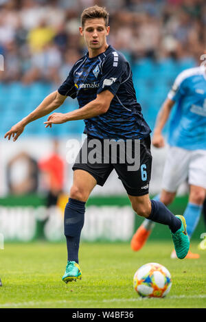 Chemnitz, Allemagne. 21 juillet, 2019. Soccer : 3e ligue, Chemnitzer FC - SV Waldhof Mannheim, 1re journée, dans le stade à Gellertstraße. Le joueur de Mannheim Marco Schuster joue la balle. Remarque importante : la DFB interdit l'utilisation de la séquence d'images sur Internet et dans les médias en ligne pendant le jeu (y compris la mi-temps). Période de blocage ! La DFB permet la publication et l'utilisation d'images sur des appareils mobiles (MMS) et en particulier via le DVB-H et DMB qu'après la fin du jeu.) crédit : Robert Michael/dpa-Zentralbild/dpa/Alamy Live News Banque D'Images