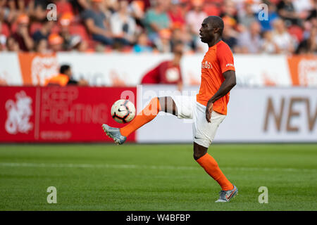 Leverkusen, Allemagne. 21 juillet, 2019. Avantage : Soccer jeu de football 'Champions pour la charité dans la BayArena. L'ancien footballeur Hans Sarpei joue la balle. Credit : Marius Becker/dpa/Alamy Live News Banque D'Images