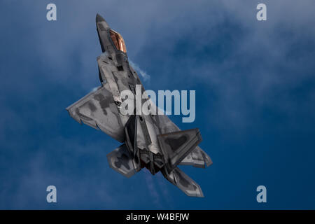 U.S. Air Force Maj Paul 'Loco' Lopez, F-22 de l'équipe de démo et commandant, pilote effectue la queue 'glisser' manœuvre au cours d'une démonstration aérienne au SkyFest air show à Spokane. Washington, 22 juin 2019. Le major Lopez possède plus de 1 500 heures de vol à la fois le F-15 Eagle et le F-22 Raptor et est en deuxième année que le commandant de l'équipe de démonstration de F-22 Raptor. (U.S. Photo de l'Armée de l'air par Slt Samuel Eckholm). Banque D'Images