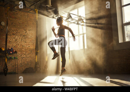 Toujours en bonne forme toute la longueur de l'athletic woman in black sport Vêtements de sport professionnel dans l'exercice. Le sport professionnel. Formation TRX. Workout Banque D'Images