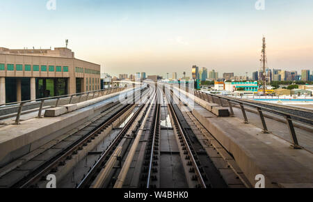 Les rails du métro Dubai, laissant la distance. Banque D'Images